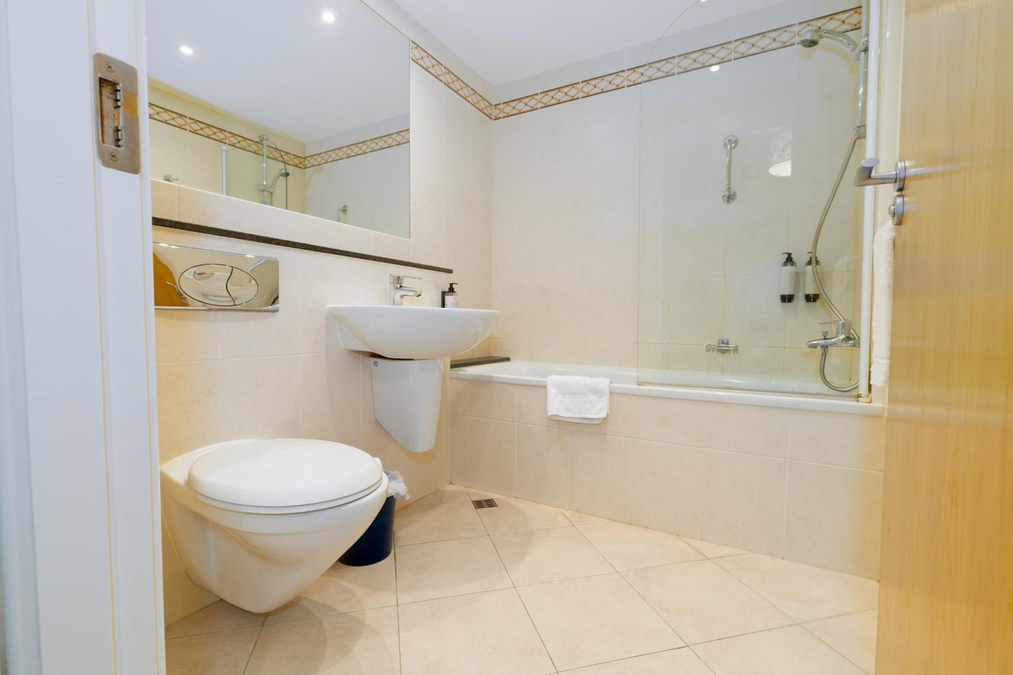 Geata Na Cathrach - Galway Lakeside Apartments Esterno foto