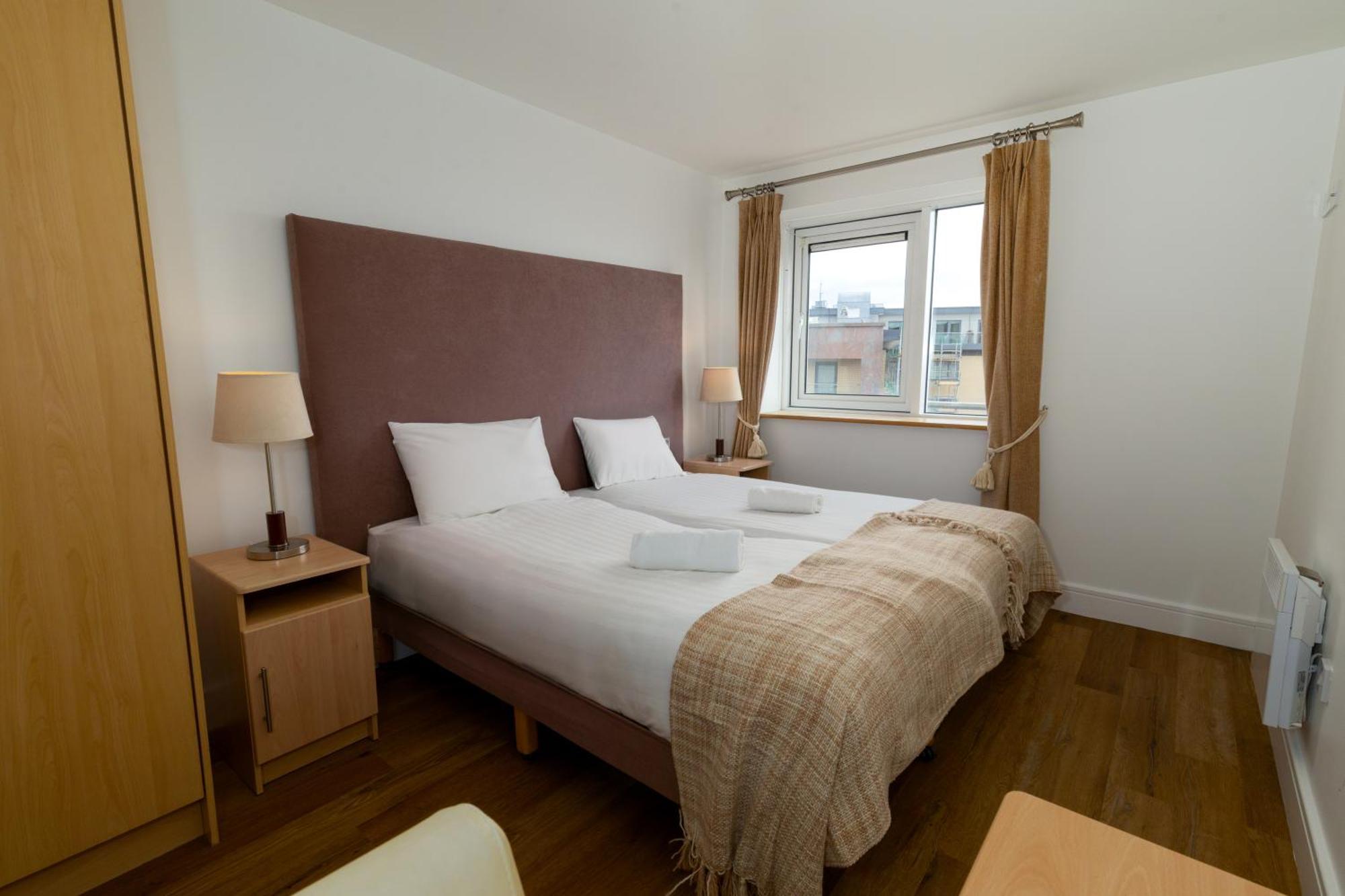 Geata Na Cathrach - Galway Lakeside Apartments Esterno foto